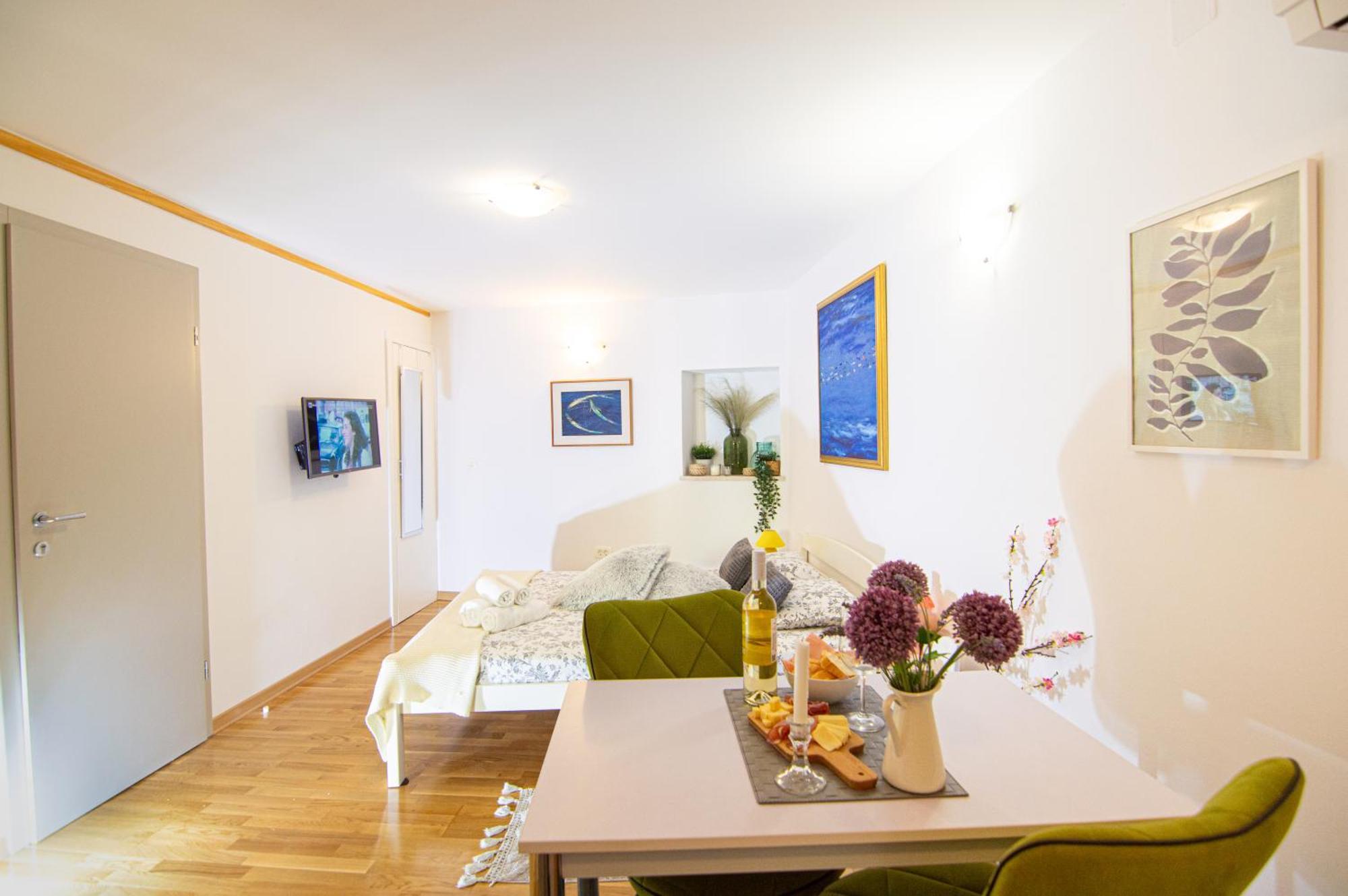 Apartment Malvazija 1 And 2 *